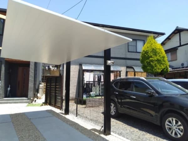 Hình ảnh mái che ô tô Carport SC đơn do chủ nhà gắn camera tại nhà