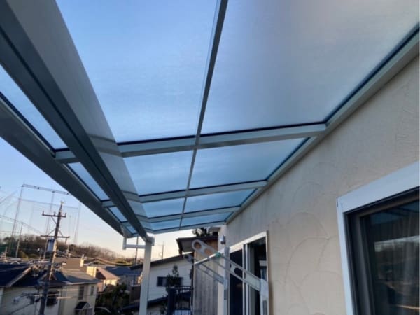 Mái polycarbonate chống tia UV cho ban công ngoài trời 