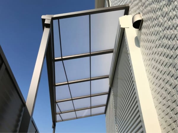 Mái polycarbonate lấy sáng cho sân thượng nhà phố 