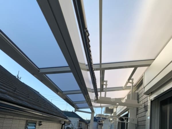 Mái poly chống tia UV bảo vệ khu vực hiên nhà 