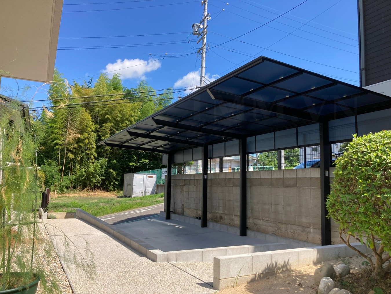 Mái che nhà xe ngoài trời sử dụng tấm lợp Polycarbonate và khung nhôm chắc chắn chống trầy xước công nghệ texguard Nhật Bản